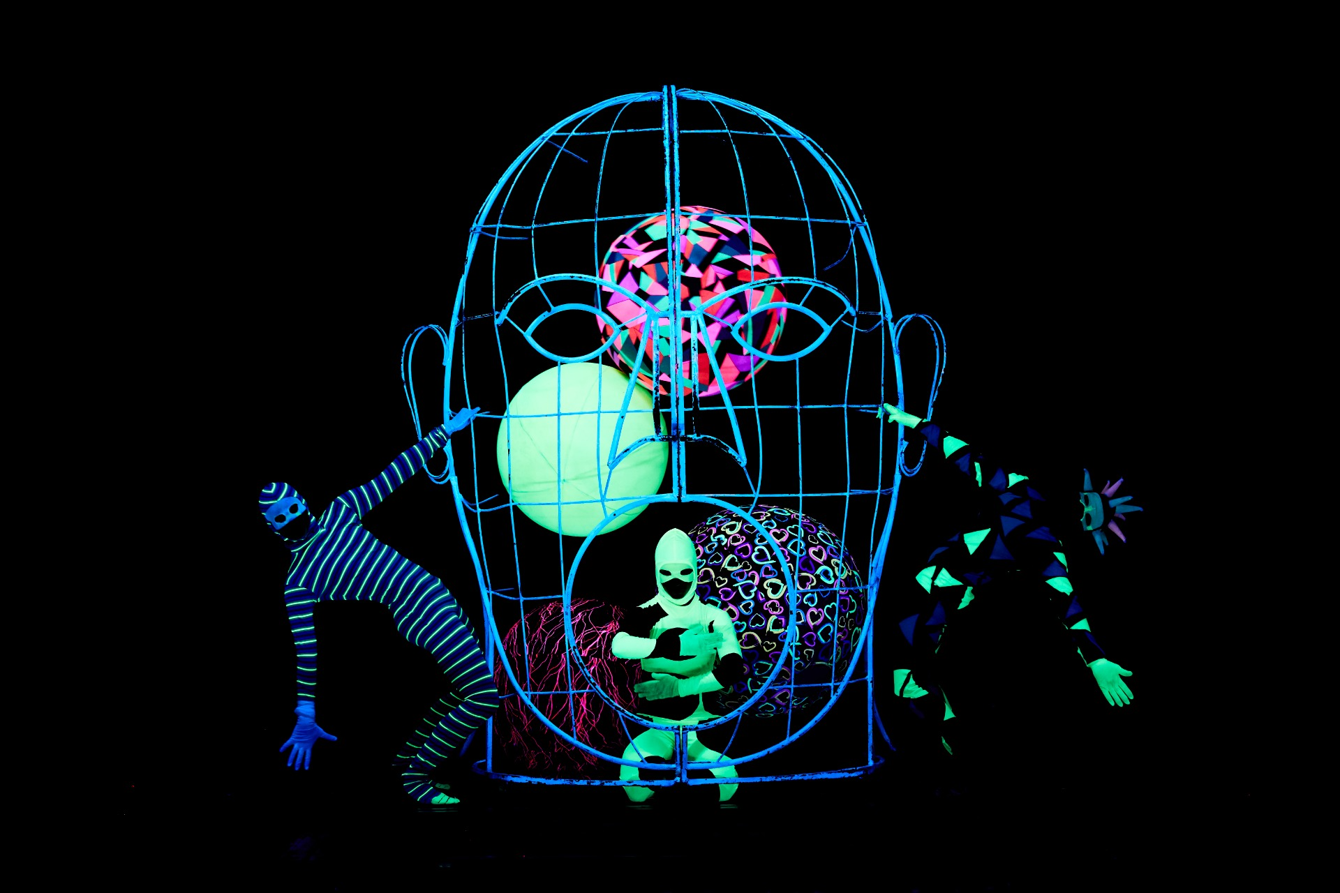 WOW show divadlo s černým světlem Praha Skip the line ticket